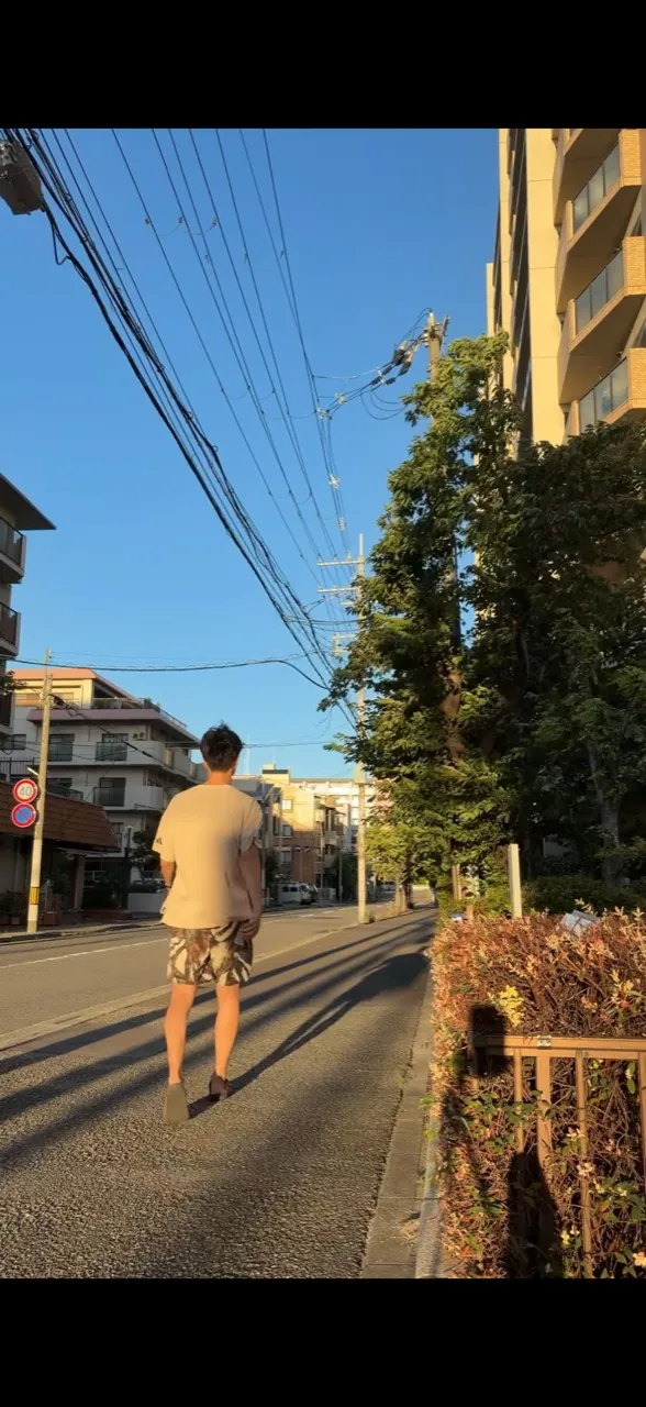 朝の街を歩くたくみ