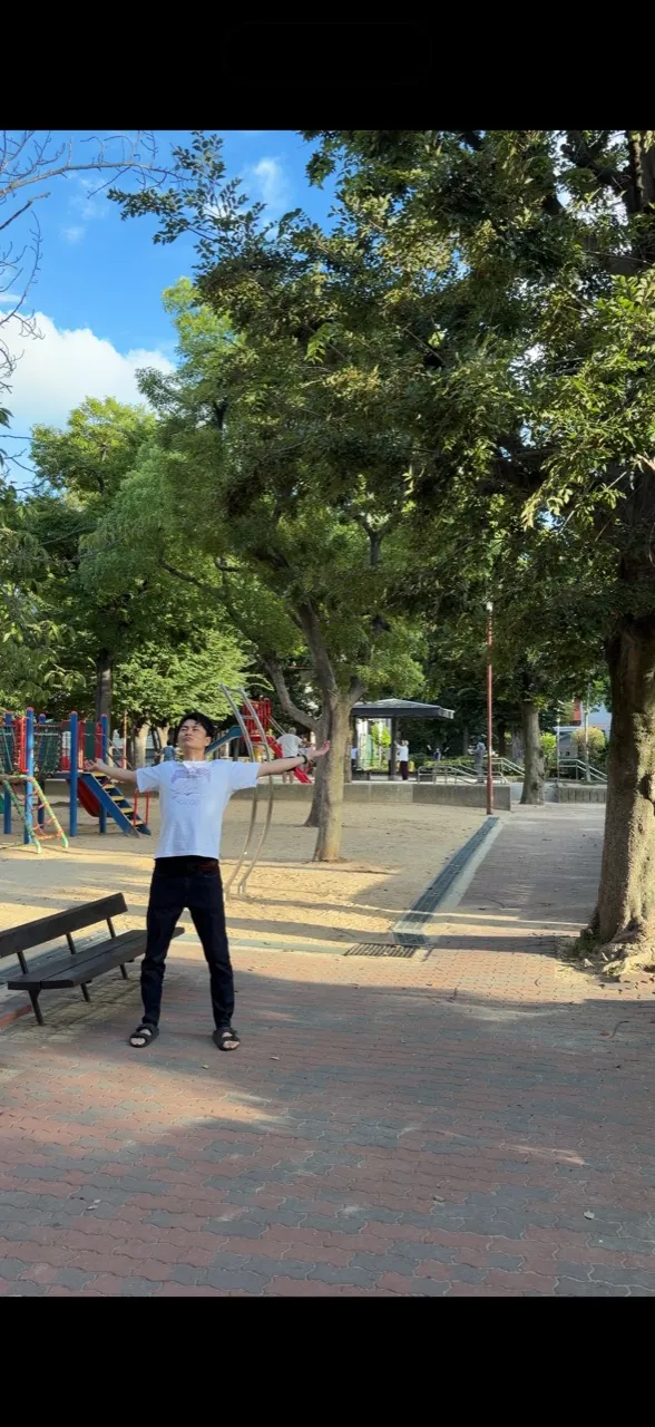 朝の公園に立つたくみ
