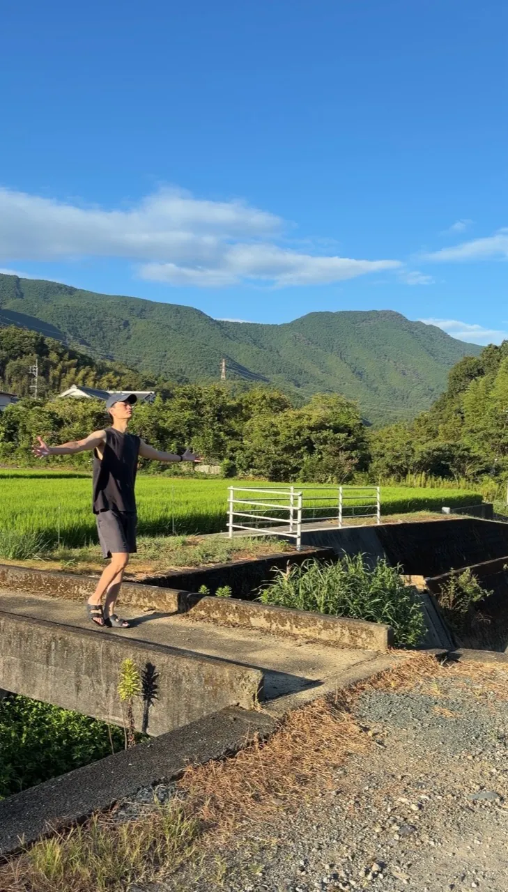 朝の自然の中に立つたくみ